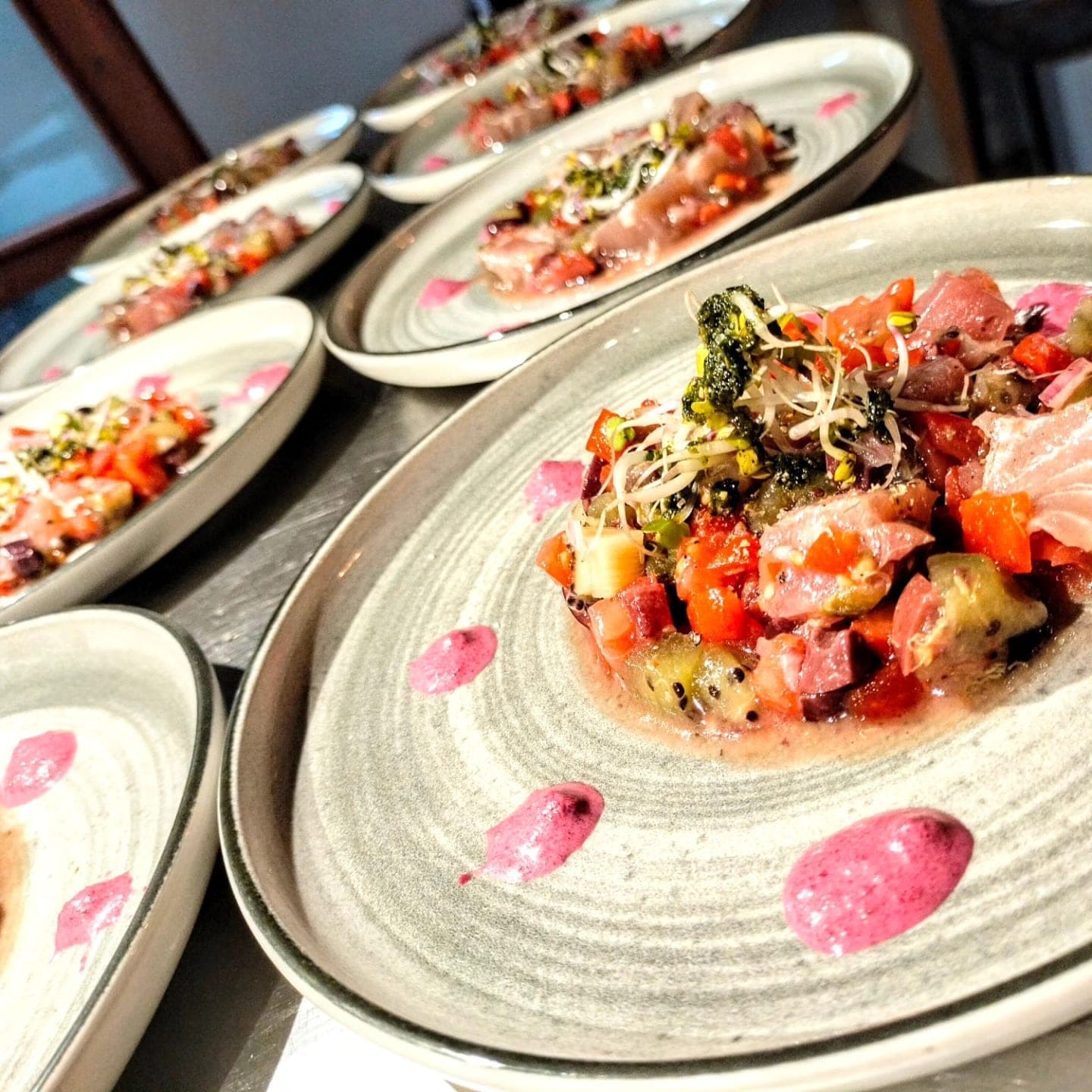 Tartare de poisson, légumes croquants et crème de betterave